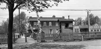 Pedestrian Xing-Gates-Shanty-109th St. & Atlantic Ave.-Clarenceville, NY (View N) - 05-07-34 (Sperr-Keller).jpg (105446 bytes)